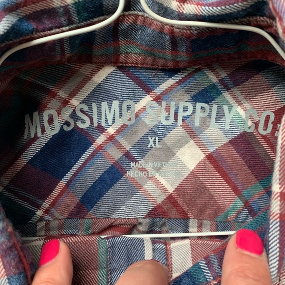 Two mens shirts.  Size XL - Picture 7 of 9